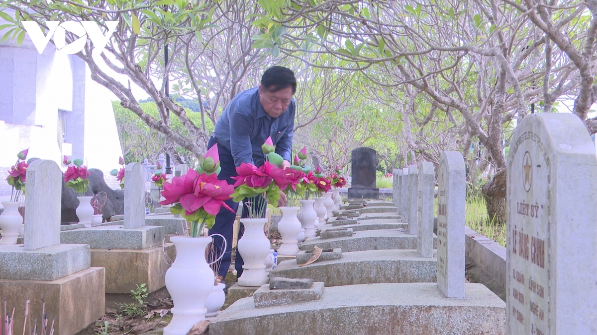 Ông Nguyễn Trọng Nghĩa viếng, dâng hương tại Nghĩa trang liệt sỹ quốc tế Việt-Lào
